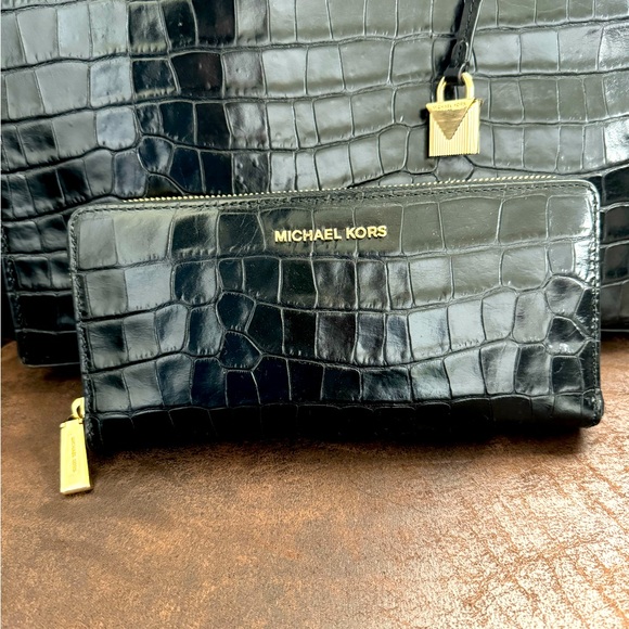 Michael Kors Croc Crossbody/wallet in great condition - Picture 11 of 14